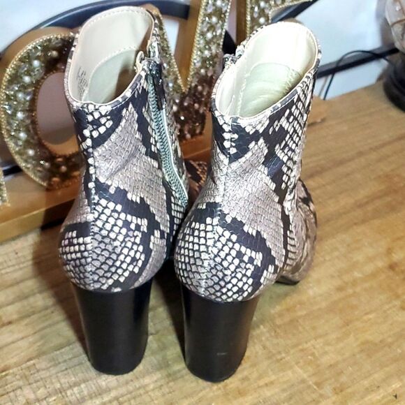 Steve Madden Pixie Tan, Black Snake Print Block Heel Ankle Bootie Sz 7.M - Picture 4 of 8